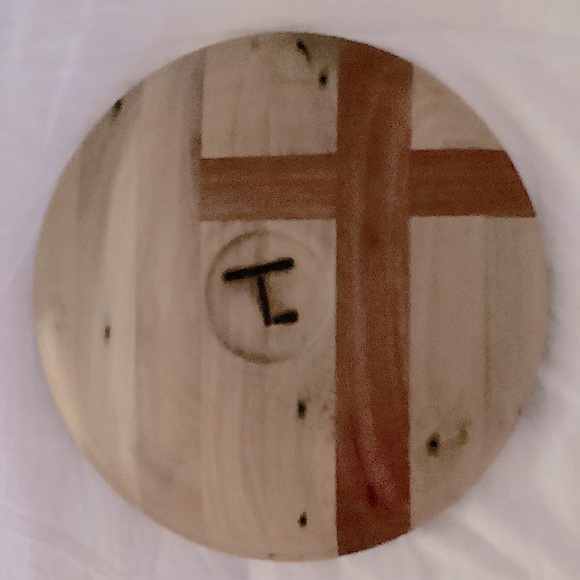 Handmade cedar plate with cross - Picture 2 of 2